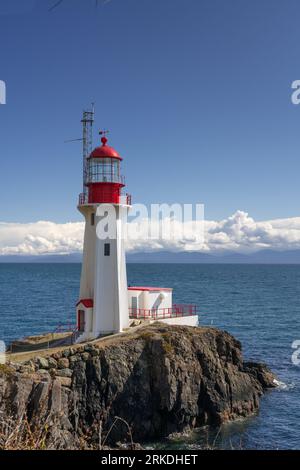 Phare de Shweinham point surplombant le détroit de Juan de Fuca, île de Vancouver, Colombie-Britannique, Canada. Banque D'Images