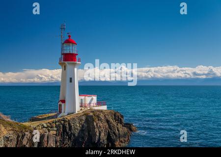 Phare de Shweinham point surplombant le détroit de Juan de Fuca, île de Vancouver, Colombie-Britannique, Canada. Banque D'Images