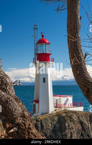 Phare de Shweinham point surplombant le détroit de Juan de Fuca, île de Vancouver, Colombie-Britannique, Canada. Banque D'Images