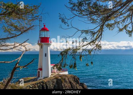 Phare de Shweinham point surplombant le détroit de Juan de Fuca, île de Vancouver, Colombie-Britannique, Canada. Banque D'Images