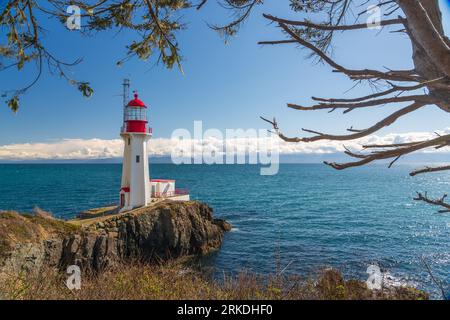 Phare de Shweinham point surplombant le détroit de Juan de Fuca, île de Vancouver, Colombie-Britannique, Canada. Banque D'Images