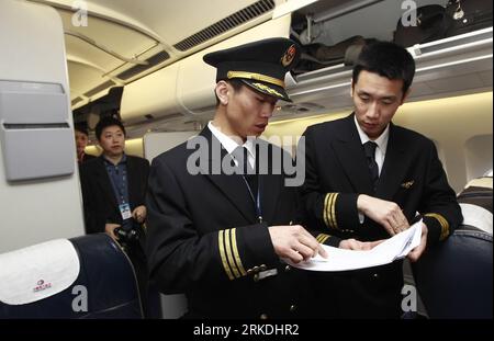 Bildnummer : 54955756 Datum : 26.02.2011 Copyright : imago/Xinhua (110226) -- SHANGHAI, 26 février 2011 (Xinhua) -- les membres d'équipage se préparent à bord d'un avion de China Eastern Airline qui attend de décoller à l'aéroport international de Shanghai Pudong à Shanghai, dans l'est de la Chine, le 26 février 2011. Deux avions de China Eastern Airline ont quitté Shanghai pour évacuer des civils chinois de Libye déchirée par les émeutes samedi matin. (Xinhua/PEI Xin) (lb) CHINA-SHANGHAI-LIBYA-CHINESE WORKERS-BACK (CN) PUBLICATIONxNOTxINxCHN Gesellschaft Politik Unruhen Revolte Demo Protest Libyen Verkehr Luftfahrt Flugzeug Fotostory Evakuierung kbd Banque D'Images