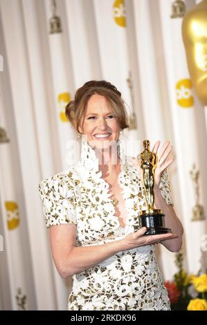 Bildnummer : 54961527 Datum : 27.02.2011 Copyright : imago/Xinhua (110228) -- HOLLYWOOD, 28 février 2011 (Xinhua) -- Melissa Leo pose avec le trophée après avoir remporté la meilleure actrice de second rôle de la 83e cérémonie annuelle des Academy Awards pour sa performance dans le film The Fighter au Kodak Theater à Hollywood, Californie, États-Unis, le 27 février 2011. (Xinhua/Qi Heng) (axy) U.S.-HOLLYWOOD-OSCARS-WINNERS PUBLICATIONxNOTxINxCHN Entertainment People film Oscar Verleihung Oscarverleihung Los Angeles Preisträger kbdig xkg 2011 hoch Aufmacher premiumd o0 Beste Nebendarstellerin Bildnummer 54961527 DAT Banque D'Images