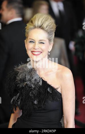 (110228) -- HOLLYWOOD, 28 février 2011 (Xinhua) -- Sharon Stone arrive pour la cérémonie de remise de la 83e cérémonie annuelle des Oscars au Kodak Theater à Hollywood, Californie, États-Unis, le 27 février 2011. (Xinhua/Qi Heng) (cl) U.S.-HOLLYWOOD-OSCARS-RED CARPET PUBLICATIONxNOTxINxCHN Banque D'Images