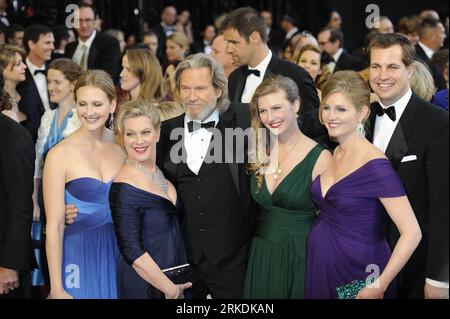 Bildnummer : 54961560 Datum : 27.02.2011 Copyright : imago/Xinhua (110228) -- HOLLYWOOD, 28 février 2011 (Xinhua) -- Jeff Bridges (C), meilleur acteur nominé pour le film True Grit arrive avec sa femme Susan (2L) et sa famille pour la cérémonie de remise des 83e Academy Awards au Kodak Theater à Hollywood, Californie, États-Unis, le 27 février 2011. (Xinhua/Qi Heng)(axy) U.S.-HOLLYWOOD-OSCARS-RED CARPET PUBLICATIONxNOTxINxCHN Entertainment People film Oscar Verleihung Oscarverleihung Los Angeles Premiumd Aufmacher kbdig xkg 2011 quer o0 avec sa femme Susan (2L) et sa famille, Mann, Frau, Familie, ehem Banque D'Images