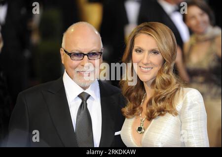 (110228) -- HOLLYWOOD, 28 février 2011 (Xinhua) -- Céline Dion et son mari arrivent pour la cérémonie de remise des 83e Academy Awards au Kodak Theater à Hollywood, Californie, États-Unis, le 27 février 2011. (Xinhua/Qi Heng)(axy) U.S.-HOLLYWOOD-OSCARS-RED CARPET PUBLICATIONxNOTxINxCHN Banque D'Images