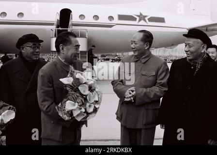 La délégation conduite par le Premier ministre chinois Zhou Enlai (2e L) a été accueillie par le président chinois Mao Zedong (2e R) et le vice-président Liu Shaoqi (1e R) et Zhu de (1e L) dans un aéroport de Pékin, capitale de la Chine, le 14 novembre 1964. La délégation était en Union soviétique pour assister à la cérémonie marquant le 47e anniversaire de la Révolution d'octobre en 1917 PUBLICATIONxNOTxINxCHN la délégation dirigée par le Premier ministre chinois Zhou Enlai 2e l ce qui A ACCUEILLI par le président chinois Mao Zedong 2e r et le vice-président Liu Shaoqi 1e r et Zhu de 1st l À l'aéroport de Beijing capitale de la Chine nov 14 1964 la délégation Wha Banque D'Images