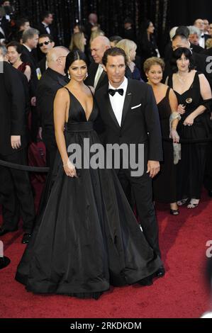 Bildnummer : 54961568 Datum : 27.02.2011 Copyright : imago/Xinhua (110228) -- HOLLYWOOD, 28 février 2011 (Xinhua) -- le mannequin Camila Alves (L) et l'acteur Matthew McConaughey arrivent pour la cérémonie de remise des 83e Academy Awards au Kodak Theater à Hollywood, Californie, États-Unis, le 27 février 2011. (Xinhua/Qi Heng) (cl) U.S.-HOLLYWOOD-OSCARS-RED CARPET PUBLICATIONxNOTxINxCHN Entertainment People film Oscar Verleihung Oscarverleihung Los Angeles Premiumd Aufmacher kbdig xkg 2011 hoch o0 Mc Conaughey, Mann, Frau, Familie Bildnummer 54961568 Date 27 02 2011 Copyright Imago XINHU Banque D'Images