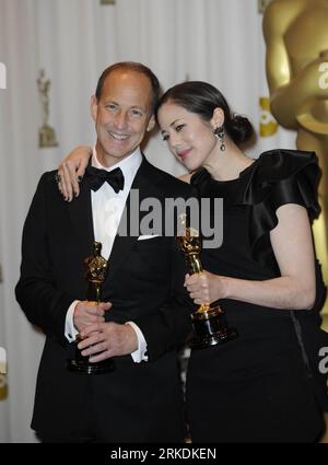 Bildnummer : 54963341 Datum : 27.02.2011 Copyright : imago/Xinhua HOLLYWOOD, 28 février 2011 (Xinhua) -- Charles Ferguson (à gauche) et Audrey Marrs posent avec le trophée après avoir remporté le meilleur long métrage documentaire de la 83e cérémonie annuelle des Academy Awards pour film Inside Job au Kodak Theater à Hollywood, Californie, États-Unis, le 27 février 2011. (Xinhua/Qi Heng) (axy) U.S.-HOLLYWOOD-OSCARS-WINNERS PUBLICATIONxNOTxINxCHN Entertainment People film Oscar Verleihung Oscarverleihung Los Angeles Preisträger Trophäe Objekte kbdig xdp 2011 hoch o0 Bester Dokumentarfilm Bildnummer 54963341 Date 27 02 2011 Co Banque D'Images