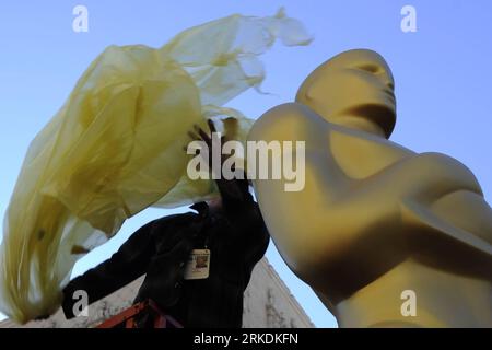 Bildnummer : 54961570 Datum : 27.02.2011 Copyright : imago/Xinhua (110227) -- LOS ANGELES, 27 février 2011 (Xinhua) -- un membre du personnel enlève le plastique sur une statue d'Oscar devant le Kodak Theatre à Hollywood, Californie, États-Unis, 27 février 2011. La 83e cérémonie des Oscars aura lieu ici dimanche soir. (Xinhua/Qi Heng) (wjd) US-LA-OSCAR-ACADEMY AWARDS PUBLICATIONxNOTxINxCHN Entertainment film Oscar Verleihung Oscarverleihung Los Angeles Premiumd Aufmacher kbdig xkg 2011 quer o0 Symbol, Objekte Bildnummer 54961570 Date 27 02 2011 Copyright Imago XINHUA Los Angeles février 27 201 Banque D'Images