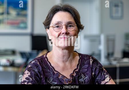 Kiel, Allemagne. 18 août 2023. Monika Heinold (Bündnis 90/Die Grünen), ministre des Finances du Schleswig-Holstein, se tient sur le balcon de son bureau dans le ministère devant le panorama du fjord de Kiel. Compte tenu de la situation budgétaire tendue, Heinold considère qu'une réduction des coûts de personnel est inévitable. (À dpa 'Heinold annonce un frein aux dépenses du personnel') crédit : Axel Heimken/dpa/Alamy Live News Banque D'Images