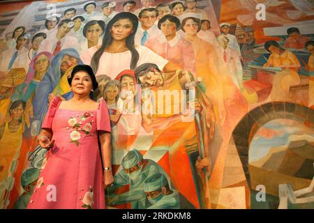 MANILLE, 28 février 2011 (Xinhua) -- Imelda marcos, ancienne première dame des Philippines et actuelle membre du Congrès, se tient devant une peinture murale intitulée Mother Country dans le hall du Philippine Heart Center à Quezon City, au nord de Manille, Philippines, le 28 février 2011. La peinture qui a été modelée par Imelda Marcos, est déclarée Trésor national par la Commission historique. (Xinhua/Rouelle Umali)(cl) PHILIPPINES-PAINTING-IMELDA MARCOS PUBLICATIONxNOTxINxCHN Banque D'Images