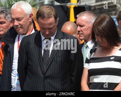 Bildnummer : 54964119 Datum : 01.03.2011 Copyright : imago/Xinhua (110301) -- CHRISTCHURCH, le 1 mars 2011 (Xinhua) -- le Premier ministre néo-zélandais John Key (L, devant) et le maire Bob Parker (2e L) observent le silence devant le centre d'art de Christchurch, en Nouvelle-Zélande, le 1 mars 2011. La Nouvelle-Zélande a observé un silence de deux minutes dans tout le pays à 12:51 heures mardi, exactement une semaine après un tremblement de terre meurtrier qui a ruiné la ville de Christchurch, dans le sud de l'île. (Xinhua/Li Qiuchan) (cl) NEW ZEALAND-CHRISTCHURCH-DEUIL-JOHN KEY PUBLICATIONxNOTxINxCHN People Politik Kbdig xdp premiumd 2011 quer o0 Neuseeland, Gedenk Banque D'Images