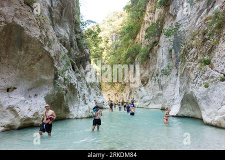 19 août 2023 - Parga, Grèce - paysages naturels étonnants dans le canyon de la rivière Acheron, près des sources, avec des gens profitant de l'eau froide i Banque D'Images