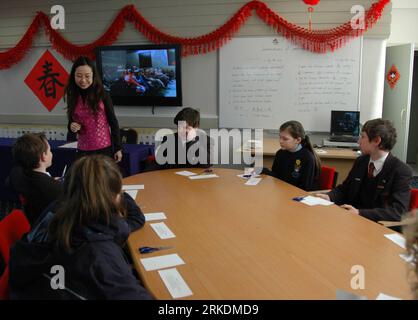 Bildnummer : 54969124 Datum : 01.03.2011 Copyright : imago/Xinhua (110302) -- LONDRES, 2 mars 2011 (Xinhua) -- Un professeur de chinois interagit avec des étudiants lors de l'ouverture de la salle de classe Confucius au Llandovery College au pays de Galles, Grande-Bretagne, le 1 mars 2011. Le Llandovery College a vu mardi le lancement de Confucius Classroom, un programme à but non lucratif visant à enseigner la langue et la culture chinoises. (Xinhua/Guo Rui) (ypf) UK-WALES-CONFUCIUS CLASSROOM-CHARLES-PRINCE PUBLICATIONxNOTxINxCHN kbdig xcb 2011 quer o0 Großbritannien, Konfuziusinstitut, Institut Bildnummer 54969124 Banque D'Images