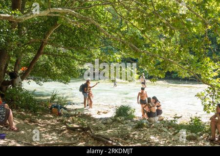 19 août 2023 - Parga, Grèce - paysages naturels étonnants dans le canyon de la rivière Acheron, près des sources, avec des gens profitant de l'eau froide i Banque D'Images
