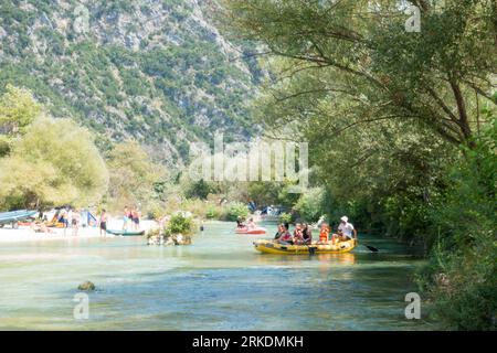 19 août 2023 - Parga, Grèce - paysages naturels étonnants dans le canyon de la rivière Acheron, près des sources, avec des gens profitant de l'eau froide i Banque D'Images