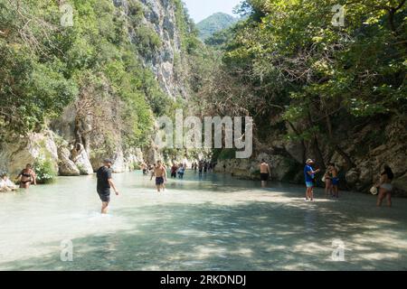 19 août 2023 - Parga, Grèce - paysages naturels étonnants dans le canyon de la rivière Acheron, près des sources, avec des gens profitant de l'eau froide i Banque D'Images