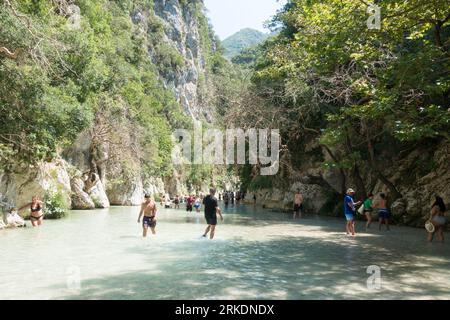 19 août 2023 - Parga, Grèce - paysages naturels étonnants dans le canyon de la rivière Acheron, près des sources, avec des gens profitant de l'eau froide i Banque D'Images
