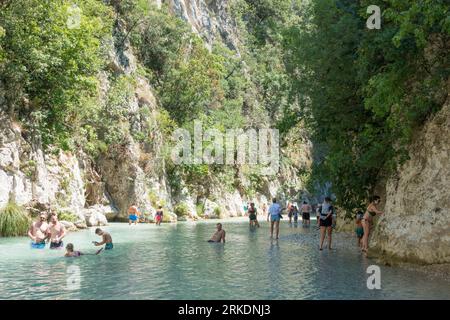 19 août 2023 - Parga, Grèce - paysages naturels étonnants dans le canyon de la rivière Acheron, près des sources, avec des gens profitant de l'eau froide i Banque D'Images