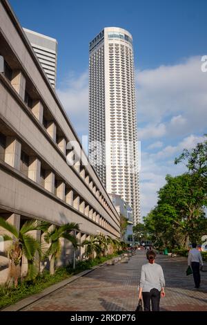 La tour de 226 m de haut de Swissôtel The Stamford, située à la station de MRT ab City Hall s'élevant au-dessus du quartier civique de Singapour ; vue depuis Stamford Road Banque D'Images