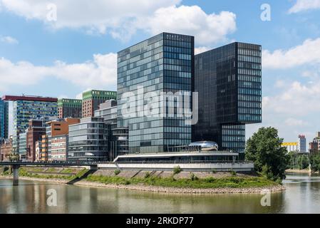 Dusseldorf, Allemagne - 2 juin 2022 : vue sur la rue de Dusseldorf en journée avec Media Harbour et l'Hôtel Hyatt Regency en Rhénanie du Nord-Westphalie, Allemagne Banque D'Images