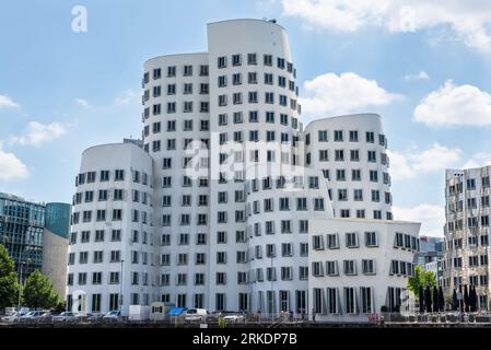 Dusseldorf, Allemagne - 2 juin 2022 : vue de la partie du nouveau chantier de douane (Neuer Zollhof) en Rhénanie du Nord-Westphalie, Allemagne. Banque D'Images