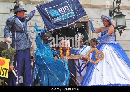 Bildnummer : 54984232 Datum : 05.03.2011 Copyright : imago/Xinhua (110304) -- RIO DE JANEIRO, 4 mars 2011 (Xinhua) -- le maire de Rio de Janeiro, Eduardo Paes (3e L) pose pour une photo avec le Rei Momo (2e R), ou roi du Carnaval, Milton Junior, après avoir remis la clé cérémonielle de la ville à ce dernier, à Rio de Janeiro, Brésil, le 4 mars 2011. L'événement a officiellement donné le coup d'envoi de la semaine du carnaval 2011 à Rio. (Xinhua/Song Weiwei) (wjd) BRÉSIL-RIO DE JANEIRO-CARNAVAL 2011-REI MOMO PUBLICATIONxNOTxINxCHN personnes Politik Karneval kbdig xmk xo0x 2011 quer Bildnummer 54984232 Date 05 03 2011 Copyri Banque D'Images