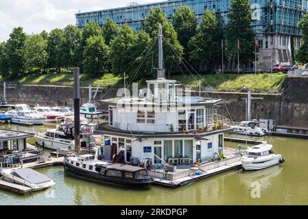 Dusseldorf, Allemagne - 2 juin 2022 : vue sur la rue de Dusseldorf en journée avec Media Harbour et Marina Duesseldorf Office en Rhénanie du Nord-Westphalie, Germa Banque D'Images
