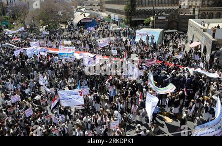 Bildnummer : 54984323 Datum : 04.03.2011 Copyright : imago/Xinhua SANAA, 5 mars 2011 (Xinhua) -- les partisans du gouvernement se réunissent dans le centre de Sanaa, capitale du Yémen, le 4 mars 2011. Des dizaines de milliers de manifestants se sont rassemblés vendredi sur les places principales des principales provinces yéménites pour réaffirmer leur demande de mettre fin aux 33 ans de règne du président Ali Abdullah Saleh. Pendant ce temps, les partisans du gouvernement ont organisé des contre-rassemblements dans certaines grandes villes, dont la capitale, Sanaa. (Xinhua/Yin Ke) (cl) YEMEN-SANAA-RALLY PUBLICATIONxNOTxINxCHN Politik Unruhen Revolte Aufstand premiumd kbdig xmk 2011 quer o0 Anhänger T Banque D'Images