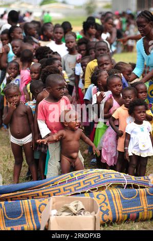 Bildnummer : 54985453 Datum : 05.03.2011 Copyright : imago/Xinhua (110305) -- ABIDJAN, 5 mars 2011 (Xinhua) -- des enfants attendent de recevoir des vêtements dans un camp de réfugiés dans une église du district de Cocody à Abidjan, Côte d'Ivoire, le 5 mars 2011. À Abidjan, le nombre estimé de personnes déplacées à l'intérieur du pays (PDI) a dépassé 200 000, la plupart d'entre elles étant d'anciens résidents de la banlieue nord d'Abobo, où les combats ont fait rage ces derniers jours, selon le Haut Commissariat des Nations Unies pour les réfugiés (HCR). (Xinhua/Ding Haitao) (zw) COTE D IVOIRE-ABIDJAN-UNREST-REFUGEE PUBLICATIONxNOTxINxCHN Politik Gesellschaft Banque D'Images