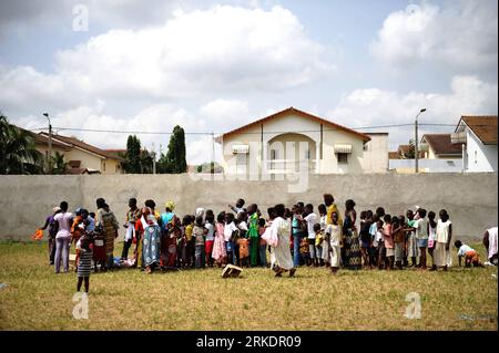 Bildnummer : 54985451 Datum : 05.03.2011 Copyright : imago/Xinhua (110305) -- ABIDJAN, 5 mars 2011 (Xinhua) -- des enfants attendent de recevoir des vêtements dans un camp de réfugiés dans une église du district de Cocody à Abidjan, Côte d'Ivoire, le 5 mars 2011. À Abidjan, le nombre estimé de personnes déplacées à l'intérieur du pays (PDI) a dépassé 200 000, la plupart d'entre elles étant d'anciens résidents de la banlieue nord d'Abobo, où les combats ont fait rage ces derniers jours, selon le Haut Commissariat des Nations Unies pour les réfugiés (HCR). (Xinhua/Ding Haitao) (zw) COTE D IVOIRE-ABIDJAN-UNREST-REFUGEE PUBLICATIONxNOTxINxCHN Politik Gesellschaft Banque D'Images