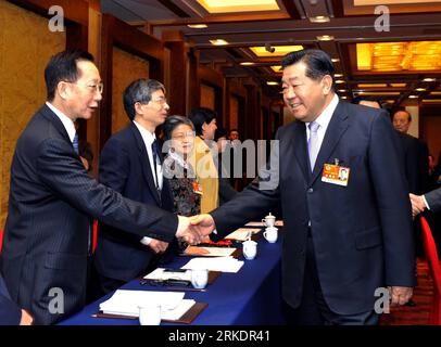 Bildnummer : 54986941 Datum : 06.03.2011 Copyright : imago/Xinhua BEIJING, 6 mars 2011 (Xinhua) -- Jia Qinglin (R), membre du Comité permanent du Bureau politique du Comité central du Parti communiste chinois (PCC) et président du Comité national de la Conférence consultative politique des peuples chinois (CCPPC), participe à une table ronde avec des députés à la quatrième session du 11e Congrès national populaire (PNJ) du Comité révolutionnaire du Kuomintang chinois, de la Ligue démocratique autonome de Taïwan et de la Confédération chinoise du Compatri de Taïwan Banque D'Images