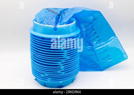 Sac de vomi en plastique bleu isolé sur fond blanc Banque D'Images