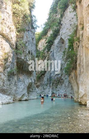 19 août 2023 - Parga, Grèce - paysages naturels étonnants dans le canyon de la rivière Acheron, près des sources, avec des gens profitant de l'eau froide i Banque D'Images