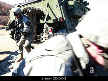 Bildnummer : 54990923 Datum : 07.03.2011 Copyright : imago/Xinhua (110307) -- SÉOUL, 7 mars 2011 (Xinhua) -- des soldats américains de l'équipe de la brigade Stryker participent à l'exercice militaire conjoint Corée du Sud-États-Unis Key Resolve/Foal Eagle à Pocheon, province de Gyeonggi en Corée du Sud, le 7 mars 2011. Lundi, des soldats sud-coréens et américains ont montré leur disponibilité contre toute menace possible lors d'un exercice de tir réel impliquant les véhicules blindés Stryker Interim. (Xinhua/Park Jin Hee) (lr) CORÉE DU SUD-POCHEON-CORÉE DU SUD-États-Unis EXERCICE MILITAIRE CONJOINT-STRYKER PUBLICATIONxNOTxINxCHN Gesellschaf Banque D'Images