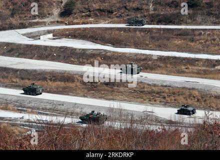 Bildnummer : 54990928 Datum : 07.03.2011 Copyright : imago/Xinhua (110307) -- SÉOUL, 7 mars 2011 (Xinhua) -- des soldats américains de l'équipe de la brigade Stryker participent à l'exercice militaire conjoint Corée du Sud-États-Unis Key Resolve/Foal Eagle à Pocheon, province de Gyeonggi en Corée du Sud, le 7 mars 2011. Lundi, des soldats sud-coréens et américains ont montré leur disponibilité contre toute menace possible lors d'un exercice de tir réel impliquant les véhicules blindés Stryker Interim. (Xinhua/Park Jin Hee) (lr) CORÉE DU SUD-POCHEON-CORÉE DU SUD-États-Unis EXERCICE MILITAIRE CONJOINT-STRYKER PUBLICATIONxNOTxINxCHN Gesellschaf Banque D'Images