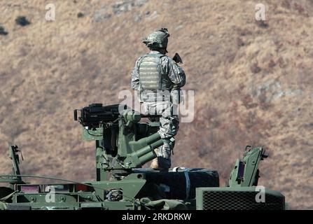 Bildnummer : 54990920 Datum : 07.03.2011 Copyright : imago/Xinhua (110307) -- SÉOUL, 7 mars 2011 (Xinhua) -- Un soldat américain de l'équipe de la brigade Stryker participe à l'exercice militaire conjoint Corée du Sud-États-Unis Key Resolve/Foal Eagle à Pocheon, province de Gyeonggi en Corée du Sud, le 7 mars 2011. Lundi, des soldats sud-coréens et américains ont montré leur disponibilité contre toute menace possible lors d'un exercice de tir réel impliquant les véhicules blindés Stryker Interim. (Xinhua/Park Jin Hee) (lr) CORÉE DU SUD-POCHEON-CORÉE DU SUD-États-Unis EXERCICE MILITAIRE CONJOINT-STRYKER PUBLICATIONxNOTxINxCHN Gesellsch Banque D'Images