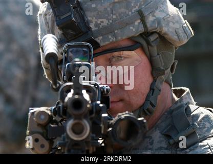 Bildnummer : 54990925 Datum : 07.03.2011 Copyright : imago/Xinhua (110307) -- SÉOUL, 7 mars 2011 (Xinhua) -- Un soldat américain de l'équipe de la brigade Stryker participe à l'exercice militaire conjoint Corée du Sud-États-Unis Key Resolve/Foal Eagle à Pocheon, province de Gyeonggi en Corée du Sud, le 7 mars 2011. Lundi, des soldats sud-coréens et américains ont montré leur disponibilité contre toute menace possible lors d'un exercice de tir réel impliquant les véhicules blindés Stryker Interim. (Xinhua/Park Jin Hee) (lr) CORÉE DU SUD-POCHEON-CORÉE DU SUD-États-Unis EXERCICE MILITAIRE CONJOINT-STRYKER PUBLICATIONxNOTxINxCHN Gesellsch Banque D'Images