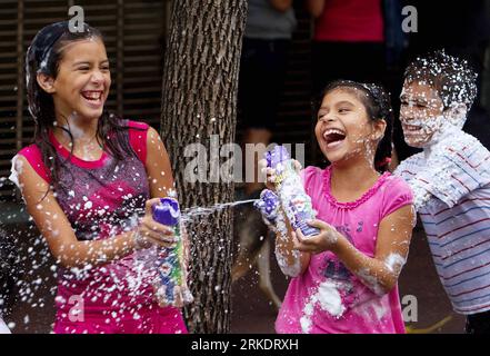 Bildnummer : 54992474 Datum : 07.03.2011 Copyright : imago/Xinhua (110308) -- BUENOS AIRES, 8 mars 2011 (Xinhua) -- les enfants jouent avec des sprays de mousse lors des célébrations du carnaval à Buenos Aires, capitale de l'Argentine, le 7 mars 2011. (Xinhua/Mart¨ªn Zabala) (djj) ARGENTINA-BUENOS AIRES-CARNIVAL PUBLICATIONxNOTxINxCHN Entertainment Kultur traditionnelle Feste Karneval ARG xo0x kbdig xub 2011 quer Highlight premiumd Bildnummer 54992474 Date 07 03 2011 Copyright Imago XINHUA Buenos Aires Mars 8 2011 enfants XINHUA jouer avec des sprays de mousse pendant les célébrations du Carnaval à Buenos Aires capitale de Banque D'Images