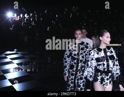 Bildnummer : 55005860 Datum : 09.03.2011 Copyright : imago/Xinhua (110309) -- PARIS, 9 mars 2011 (Xinhua) -- des mannequins présentent des créations du designer américain Marc Jacobs pour la maison de couture française Louis Vuitton dans le cadre de sa collection de prêt-à-porter automne-hiver 2011/2012 pour femme lors de la Fashion week de Paris, le 9 mars 2011. (Xinhua/Gao Jing) (lyx) FRANCE-PARIS-FASHION-LOUIS VUITTON PUBLICATIONxNOTxINxCHN Kultur Entertainment mode Modewoche Modenschau modèle Damenmode kbdig xo0x xsk 2011 quer Highlight Bildnummer 55005860 Date 09 03 2011 Copyright Imago XINHUA Paris mars 9 2 Banque D'Images