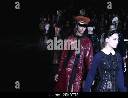 Bildnummer : 55005870 Datum : 09.03.2011 Copyright : imago/Xinhua (110309) -- PARIS, 9 mars 2011 (Xinhua) -- des mannequins présentent des créations du designer américain Marc Jacobs pour la maison de couture française Louis Vuitton dans le cadre de sa collection de prêt-à-porter automne-hiver 2011/2012 pour femme lors de la Fashion week de Paris, le 9 mars 2011. (Xinhua/Gao Jing) (lyx) FRANCE-PARIS-FASHION-LOUIS VUITTON PUBLICATIONxNOTxINxCHN Kultur Entertainment mode Modewoche Modenschau modèle Damenmode kbdig xo0x xsk 2011 quer premiumd Bildnummer 55005870 Date 09 03 2011 Copyright Imago XINHUA Paris mars 9 20 Banque D'Images