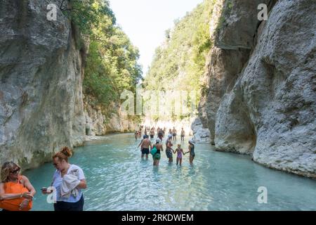 19 août 2023 - Parga, Grèce - paysages naturels étonnants dans le canyon de la rivière Acheron, près des sources, avec des gens profitant de l'eau froide i Banque D'Images