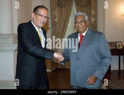 SINGAPOUR, 10 mars 2011 (Xinhua) -- le président de Singapour, Nathan (R), s'entretient avec le président philippin Benigno Aquino III à Singapour, le 10 mars 2011. Aquino a visité Singapour le 10 mars. (Xinhua/puis Chih Wey)(axy) SINGAPORE-BENIGNO AQUINO-VISIT PUBLICATIONxNOTxINxCHN Singapore mars 10 2011 le président de XINHUA Singapour Nathan s entretient avec le président philippin Benigno Aquino III à Singapour mars 10 2011 Aquino a visité Singapour LE 10 mars XINHUA puis Chih Wey Singapore Benigno Aquino Visit Benigno Aquino Visit PUBLICATIONxNOTxINxCHN Banque D'Images