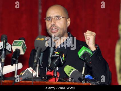 TRIPOLI, 11 mars 2011 (Xinhua) -- Saif al-Islam Kadhafi, fils du dirigeant libyen Mouammar Kadhafi, prononce un discours lors d'un rassemblement de jeunes à Tripoli, capitale de la Libye, le 10 mars 2011. (Xinhua/Hamza Turkia) (lmz) LIBYA-TRIPOLI-SAIF AL-ISIAM-SPEECH PUBLICATIONxNOTxINxCHN Tripoli Mars 11 2011 XINHUA Saif Al Islam Kadhafi Soleil du leader libyen Mouammar Kadhafi prononce un discours lors d'un rassemblement de la jeunesse à Tripoli capitale de la Libye Mars 10 2011 XINHUA Hamza Turkia lmz Libya Tripoli Saif Al Discours PUBLICATIONXNOXINXINXINXINZ Banque D'Images