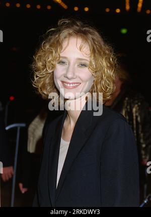 LOS ANGELES, CALIFORNIE. 29 janvier 1996 : l'actrice Anne Heche à la première de ÒThe JurorÓ au Cineplex Odeon Cinema, Century City Picture : Paul Smith / Featureflash Banque D'Images