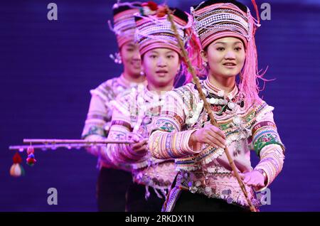 Bildnummer : 55013228 Datum : 11.03.2011 Copyright : imago/Xinhua (110311) -- BEIJING, 11 mars 2011 (Xinhua) -- des filles du groupe ethnique Hani du sud-ouest de la Chine dansent dans la province du Yunnan lors d'une représentation à Beijing, en Chine, le 10 mars 2011. Le spectacle impliquant divers chants et danses a mis en valeur la culture folklorique des minorités ethniques chinoises jeudi, promouvant la protection de ces formes d art dispersées dans tout le pays. (Xinhua/Ren Zhenglai) (hdt) CHINE-PÉKIN-MINORITÉS ETHNIQUES-PERFORMANCE (CN) PUBLICATIONxNOTxINxCHN Kultur Aktion kbdig xo0x xsk 2011 quer Bildnummer 55013228 Date 11 03 Banque D'Images