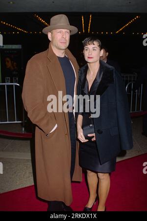 LOS ANGELES, CALIFORNIE. 29 janvier 1996 : l'acteur Bruce Willis & l'actrice demi Moore à la première de ÒThe JurorÓ au Cineplex Odeon Cinema, Century City Picture : Paul Smith / Featureflash Banque D'Images