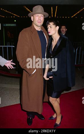 LOS ANGELES, CALIFORNIE. 29 janvier 1996 : l'acteur Bruce Willis & l'actrice demi Moore à la première de ÒThe JurorÓ au Cineplex Odeon Cinema, Century City Picture : Paul Smith / Featureflash Banque D'Images