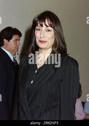 LOS ANGELES, CALIFORNIE. 21 juin 1996 : l'actrice Anjelica Huston aux Women in film Crystal + Lucy Awards au Century Plaza Hotel. Photo : Paul Smith / Featureflash Banque D'Images